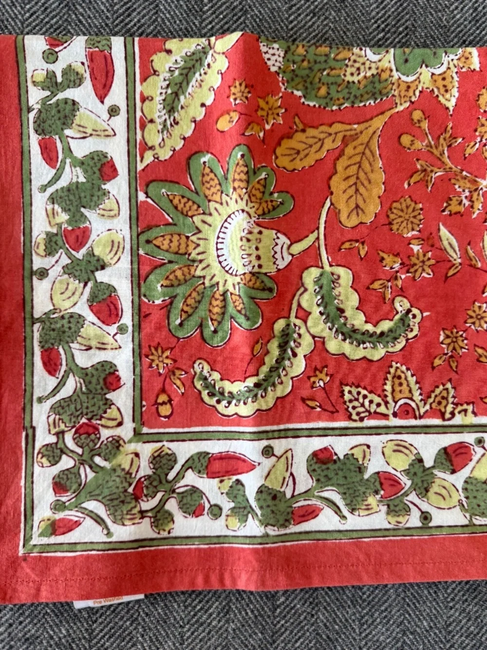 NWOT, DARLING HAND BLOCKED/PRINTED FALL FLORAL NAPKIN